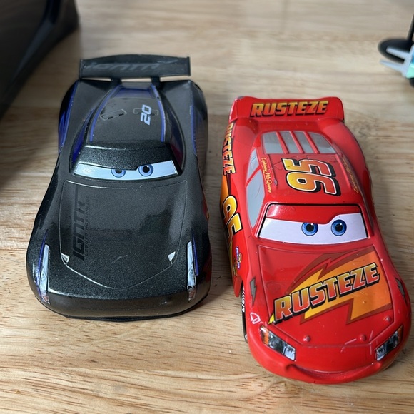 Disney Store Cars 3 Pit Crew Launcher Set Lightning McQueen Jackson Storm Race - Picture 14 of 16